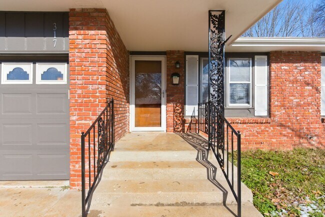 Building Photo - 3 Bedroom | 2 Bathroom | 2 Car Garage | Springfield MO | Fenced Back Yard!