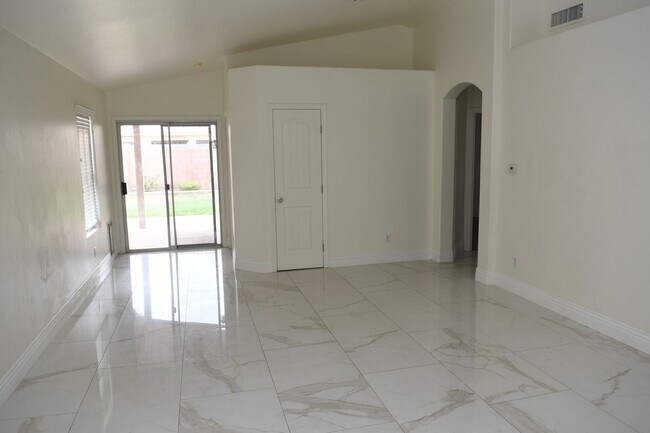 Foto del edificio - 16625 S 46th Pl