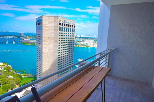 Foto del edificio - 325 S Biscayne Blvd