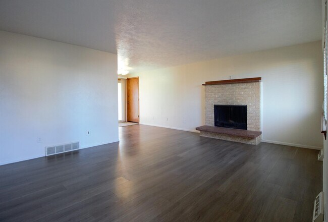 Building Photo - 39 University Dr