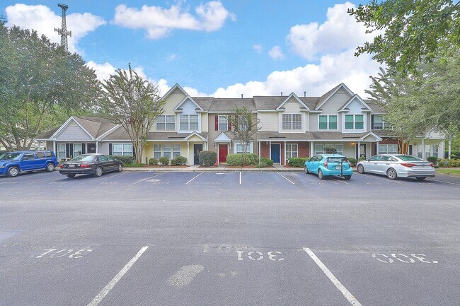 Foto del edificio - Move in Ready Townhouse in Summer Wood!