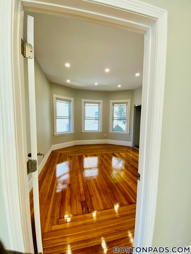 Foto del edificio - 164 Hyde Park Ave