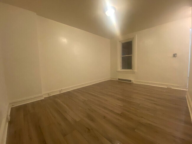 Foto del edificio - Fully Renovated 3 Bedroom/1 Bath with Garage!