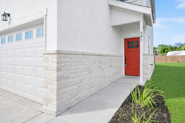Building Photo - **2 Weeks Free!** Beautiful 3 Bedroom Duplex in New Braunfels – Modern Finishes & Great Layout!