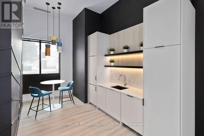 Photo du bâtiment - 325-3325 Yorkland Blvd