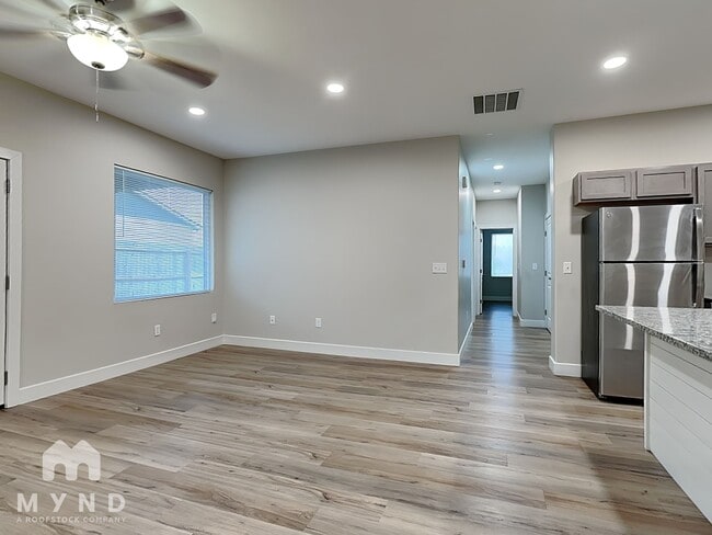 Foto del edificio - 5791 E Bristol St