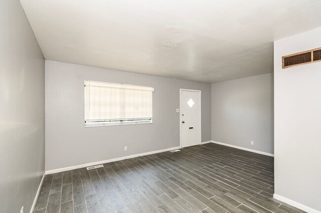 Foto del edificio - Spacious 4 Bed 2 Bath