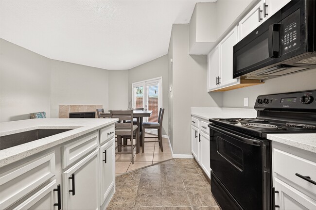 Building Photo - 10855 Meadowglen Ln