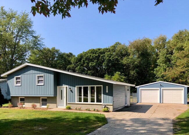 Building Photo - 2581 Beeline Rd