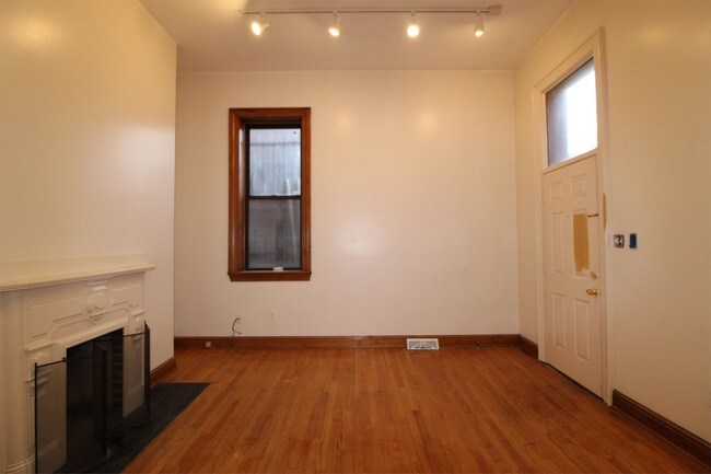 Building Photo - 102 E North Ave