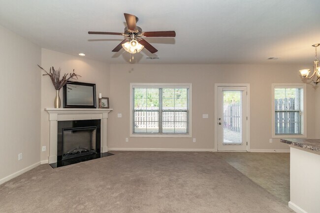 Foto del edificio - Beautiful 3 bedroom Townhome