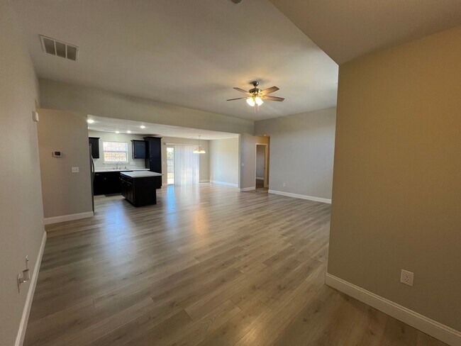 Foto del edificio - Stunning 3 Bedroom Home on Andrews Drive