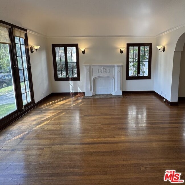 Foto del edificio - 328 N Sycamore Ave