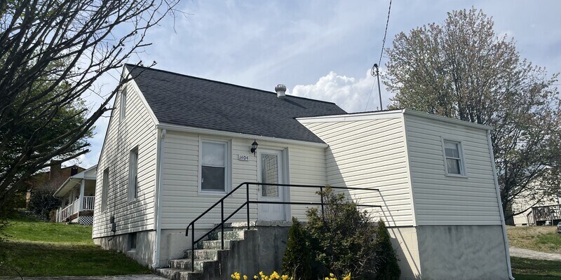 Primary Photo - 1404 10th Street NE