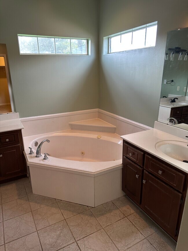 Building Photo - 5448 Henning Dr W