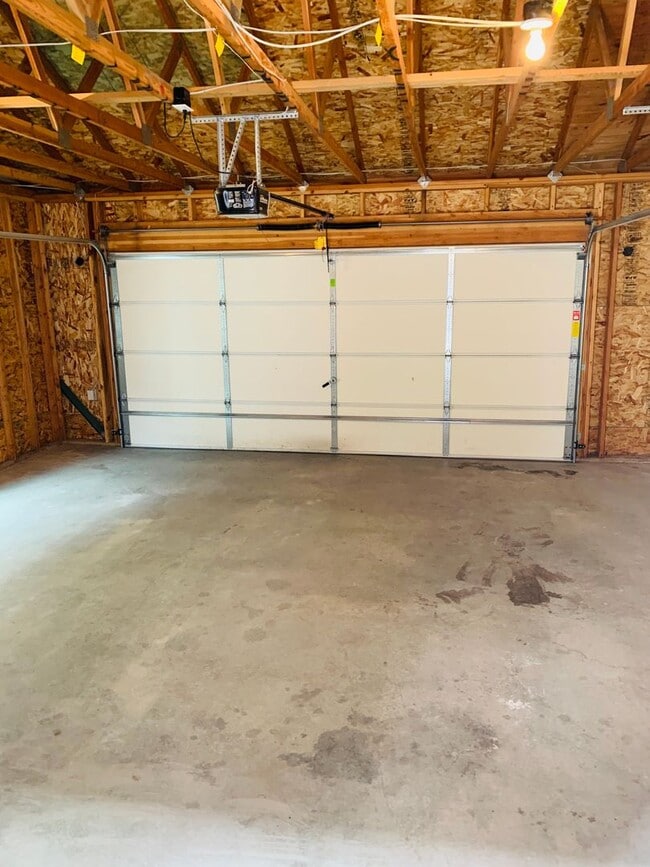Building Photo - Amazing 3 Bed 2 Bath - Townhouse