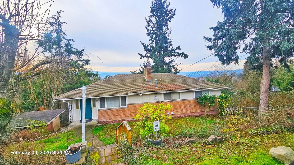 Charming 3 Bed 1.25 Bath Home in Skyway with a great view of Mt Rainier - Charming 3 Bed 1.25 Bath Home in Skyway with a great view of Mt Rainier
