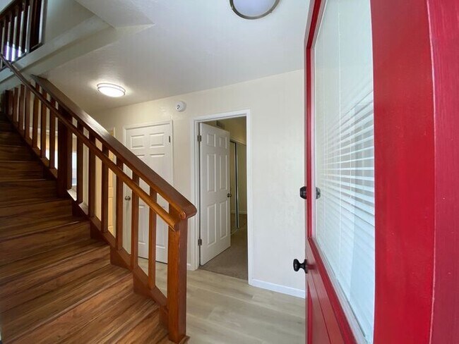 Building Photo - Beautifully remodeled 2 bedroom, 1.5 bathr...