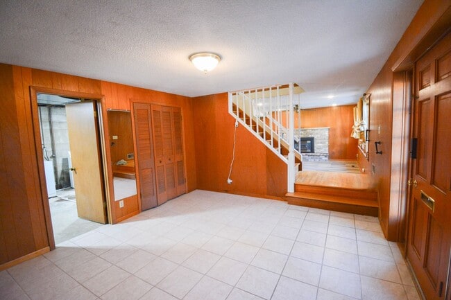 Foto del edificio - 4 Bed, 2 Bath Home for Rent – Unique Desig...