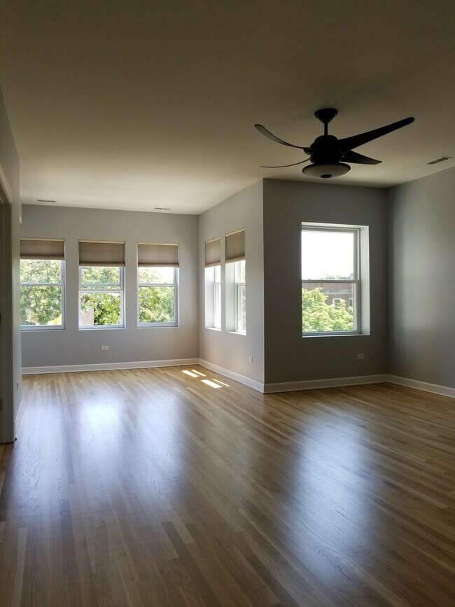 Sala de estar - 4900 N Lawndale Avenue