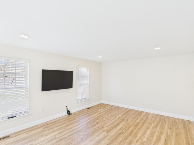 Foto del edificio - 720 E Newport Rd