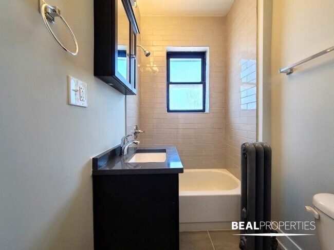 Foto del edificio - 0 bedroom in CHICAGO IL 60625