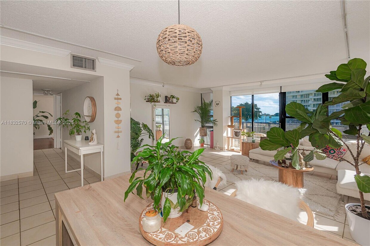 Foto principal - 600 NE 36th St