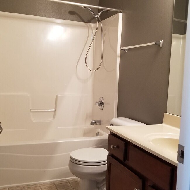 Building Photo - Beautiful & Spacious 4 Bedroom In Northwes...