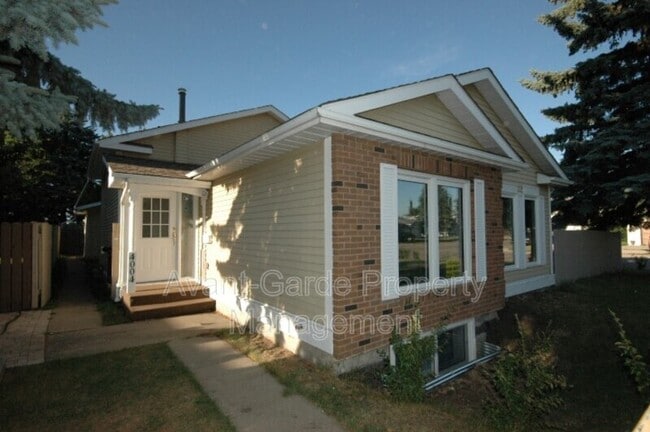 Photo du bâtiment - 4004-4020 20 Ave NW