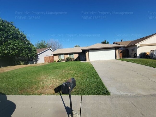 Building Photo - 3 bedroom/ 1.75 bathroom located in southw...