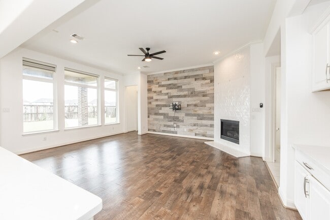 Foto del edificio - 25514 Kearsley Dr