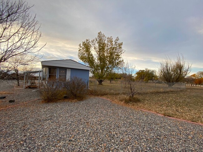 Foto del edificio - Semi-Rural 3 Bedroom 2 Bath Mobile Home wi...