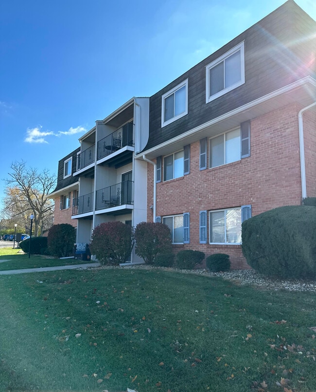 Building Photo - Hollow Hills Apartments