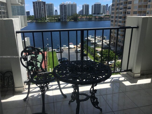 Foto del edificio - 2750 NE 183rd St