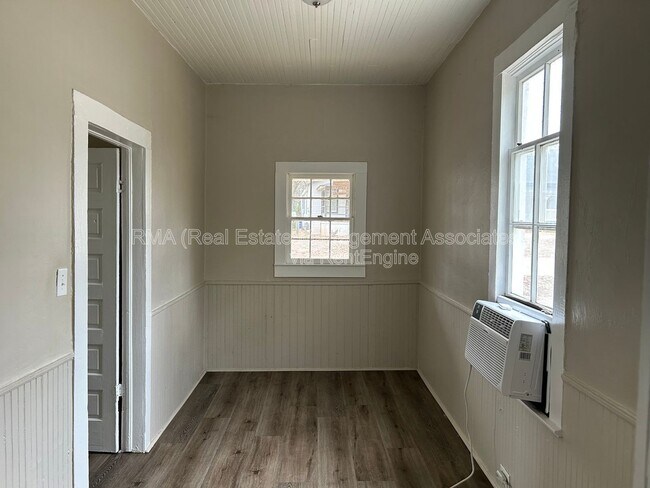 Foto del edificio - 1035 W College St