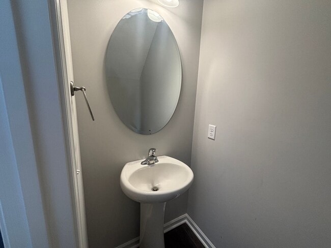 Building Photo - FOR RENT