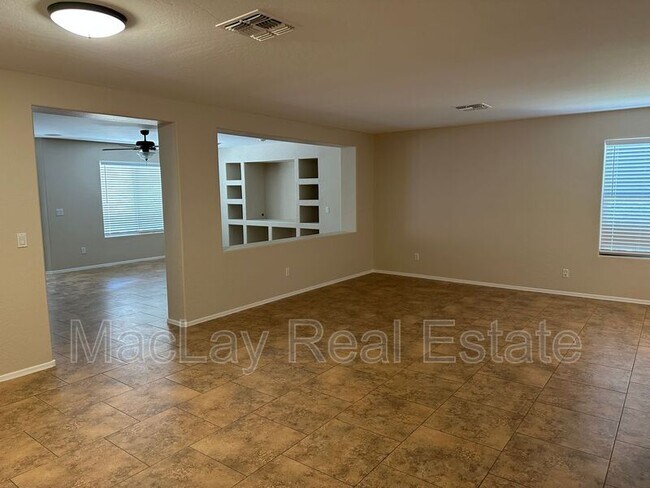 Foto del edificio - 2011 W Sunshine Butte Dr