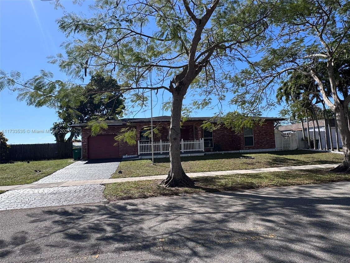 Foto principal - 6802 NW 78th St