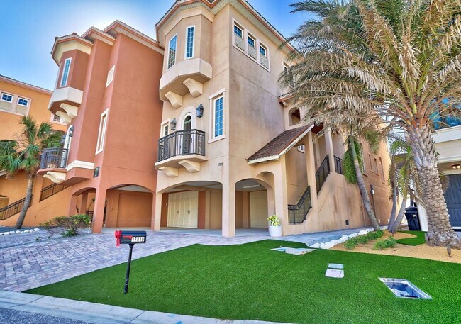 Foto del edificio - Gulf-Front Luxury Townhouse | 4 Bedrooms +...