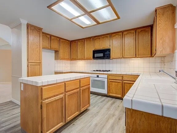 Foto del edificio - 2349 Rainwood Ln