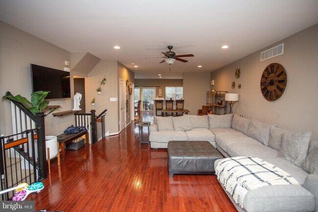 Building Photo - 135 Winterberry Way