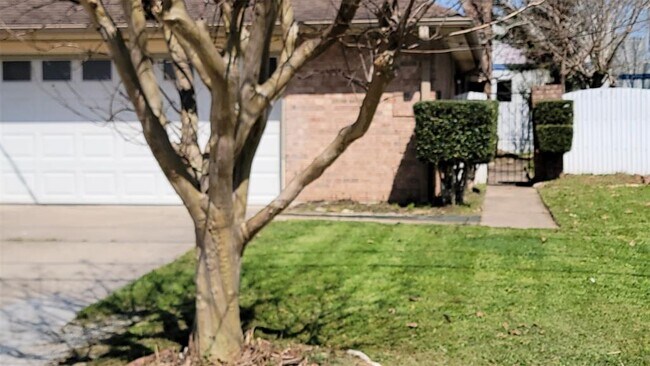 Building Photo - 407 S Austin St