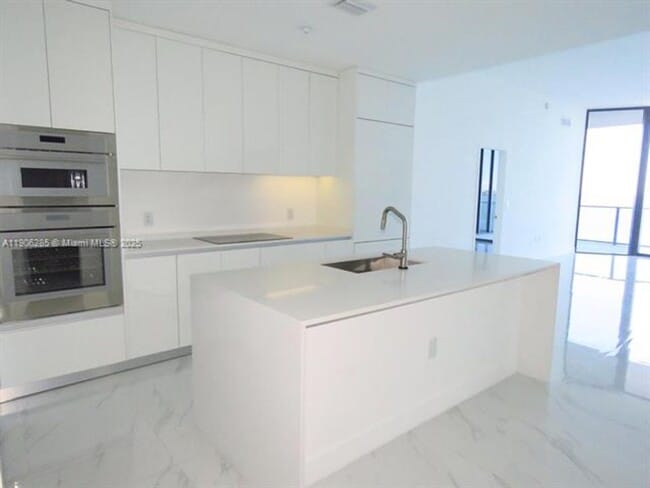 Foto del edificio - 700 NE 24th St