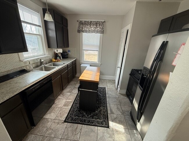 Building Photo - 2016 Linn Blvd SE