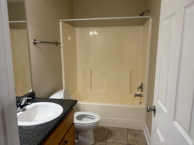 Foto del edificio - 112 Lakeview Commons Dr