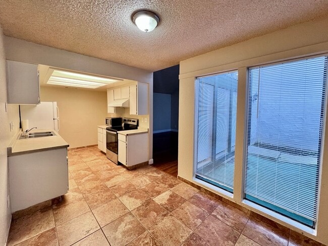 Building Photo - $1,595 Shields & Fowler, 3 Bedroom - E. Shields Ave #118, Fresno / Gated Community