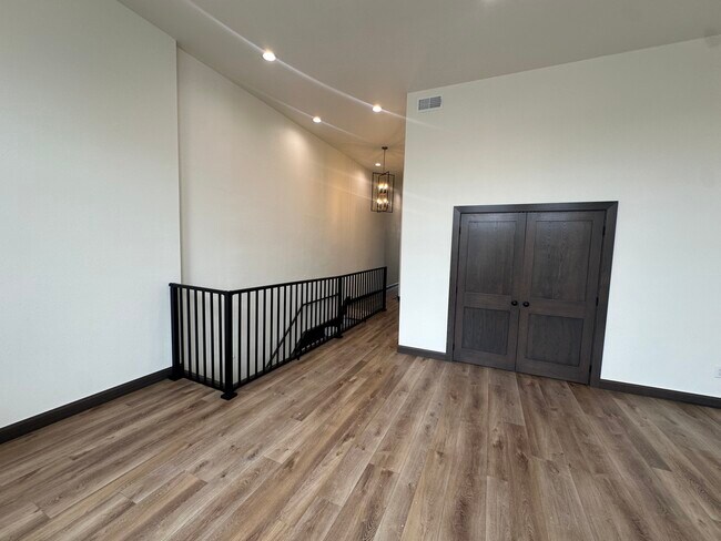 Sala de estar con vista hacia el dormitorio y la entrada. - 210 S Main St