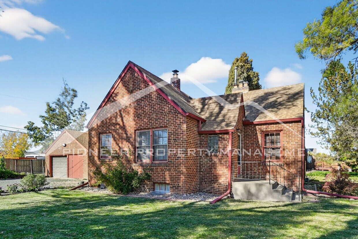 Charming Home with Washer/Dryer and Fenced in Yard - Charming Home with Washer/Dryer and Fenced...