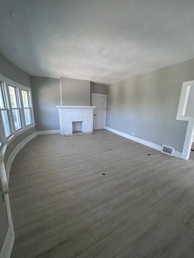 Foto del edificio - 1523 Hillcrest Rd