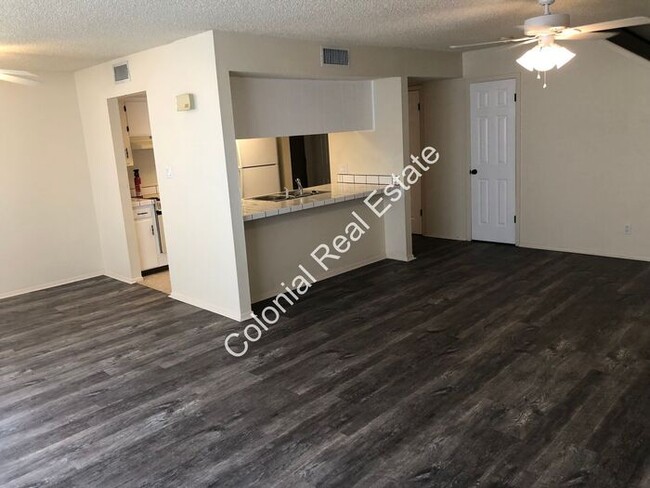 Building Photo - 2 Bedroom 1 and 1/2 Bathroom Apartment in ...